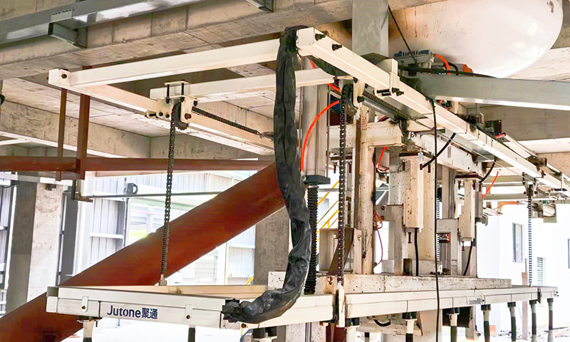 Mengangkat peranti lengan menuangkan